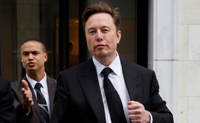 A phot of Elon Musk leaving the White House